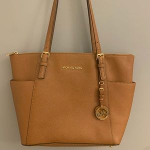 jet set large saffiano leather top-zip tote bag